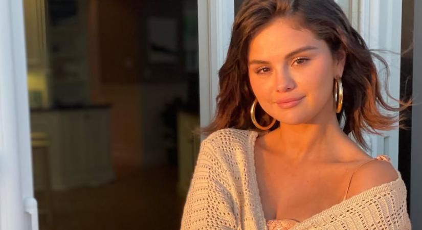 Selena Gomez fehér ruháját akarja most mindenki: nézd csak, milyen csodás