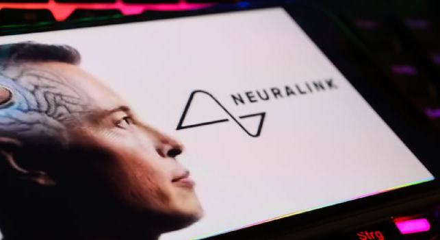 Videón, ahogy a Neuralink agyi chipjével valaki egy gondolattal irányított robotkarral ír