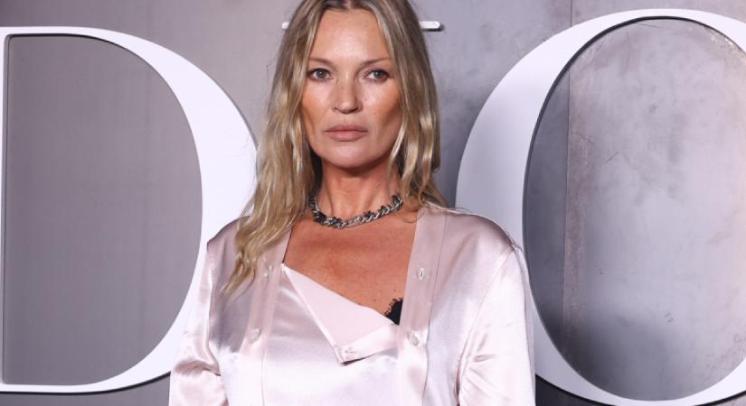 Ez a mesés kabát Kate Moss nagy kedvence: a modell 20 éve viseli az ikonikus darabot