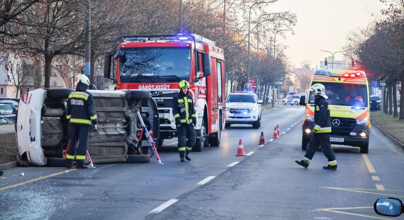 Baleset Szombathelyen: felborult egy autó, lezártak egy fő utat a városban - helyszíni fotók