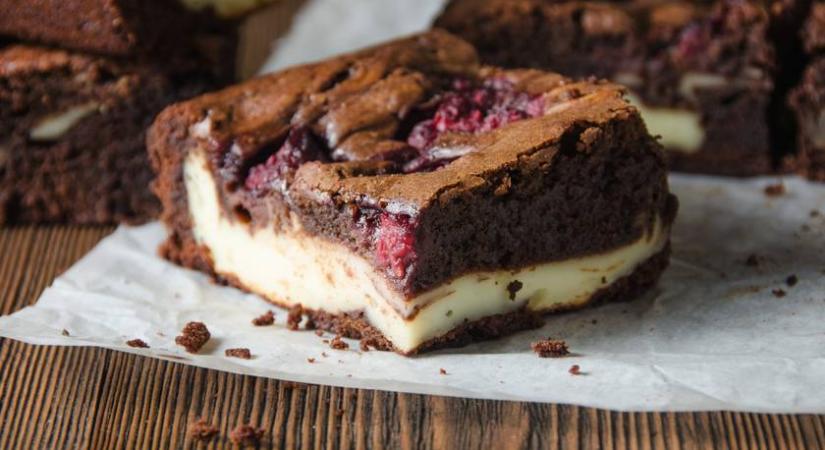 Fekete-fehér emeletes brownie: krémsajtos töltelék terül el benne