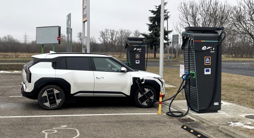 Egy éve indult a céges villanyautók vásárlását támogató pályázat, így állunk most