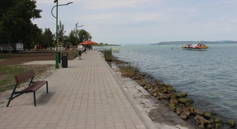 A törölközőszéfnél jobb ajánlattal állnak elő egy megújuló balatoni strandon