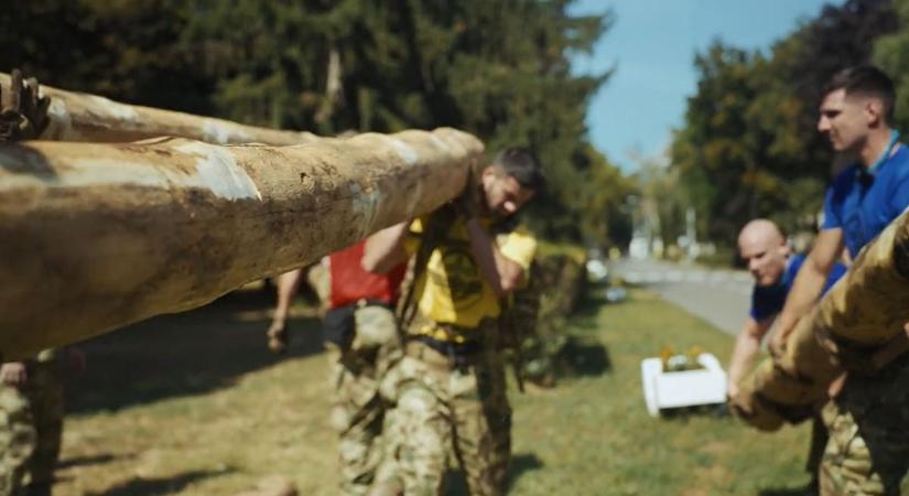 A Kiképzés: különleges műveleti katonákkal együtt edzenek