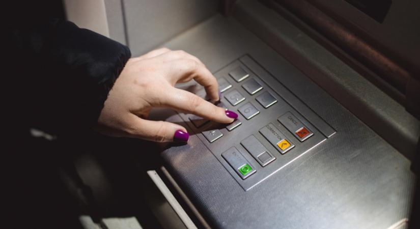 Te kipróbáltad már? Elképesztő, mi történik, ha fordítva írod be a PIN-kódot a bankautomatába