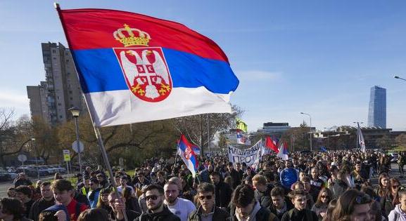 Jegyzetelhet Orbán Viktor? Így próbálja leszerelni a tüntetőket a szerb kormányfő