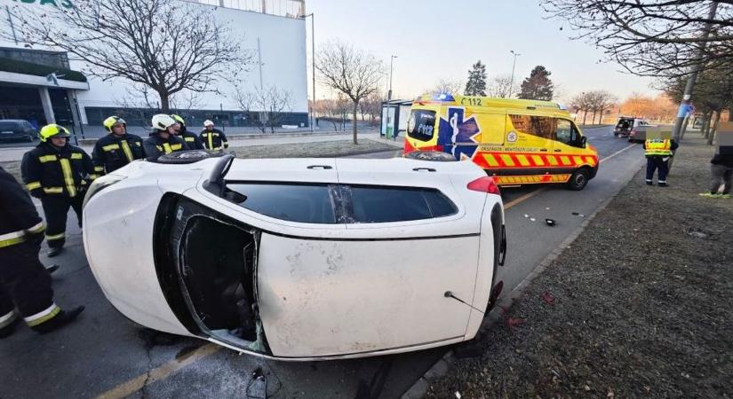 Baleset miatt zártak le egy forgalmas utat a szomszéd vármegyében (helyszíni képek)