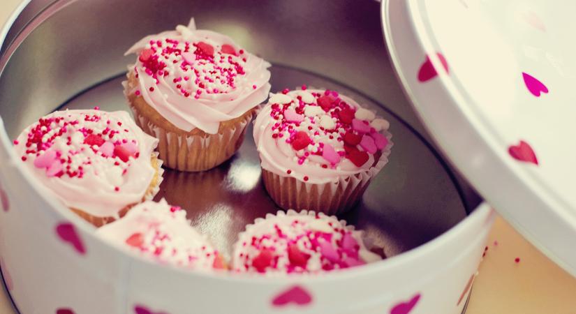 Így áll hetykén és tökéletesen a krém a Valentin-napi muffinon!