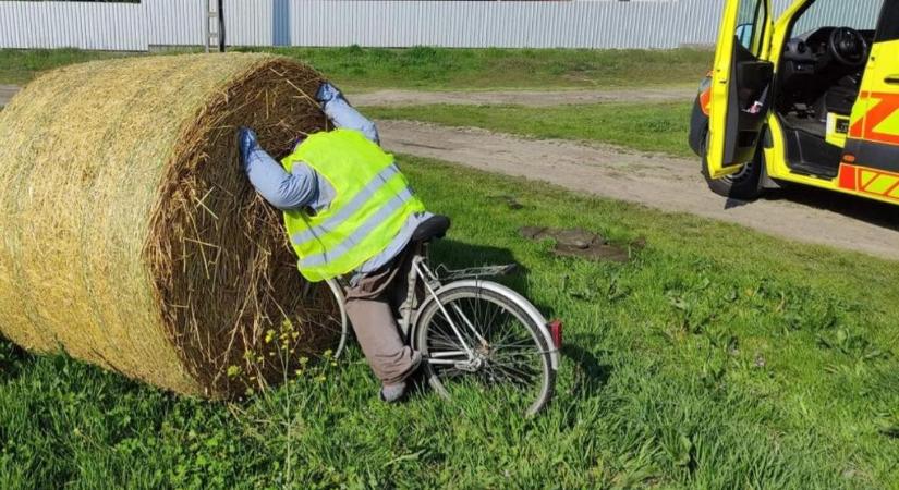 Szalmabábuhoz riasztották a mentőket, hajmeresztő, mi várta őket a helyszínen