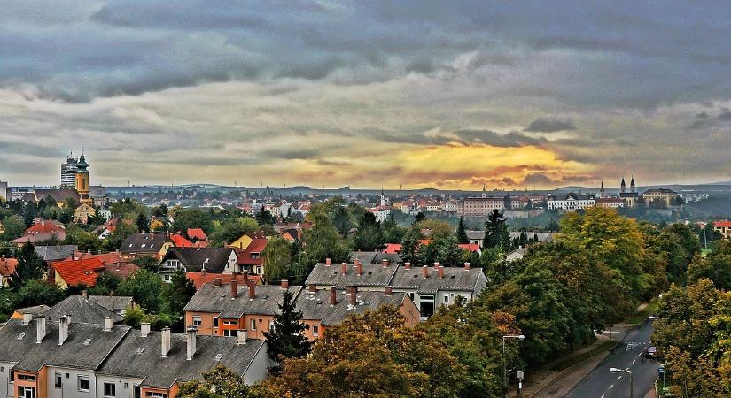 Micsoda szédítő lehetőség: eladó a hírhedt Balaton-felvidéki toronyház panorámaszintje