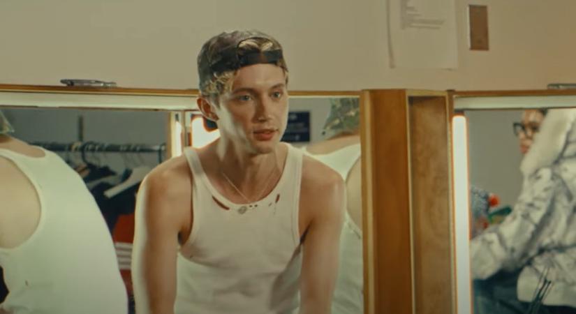 Troye Sivannal reklámozza magát a Grindr