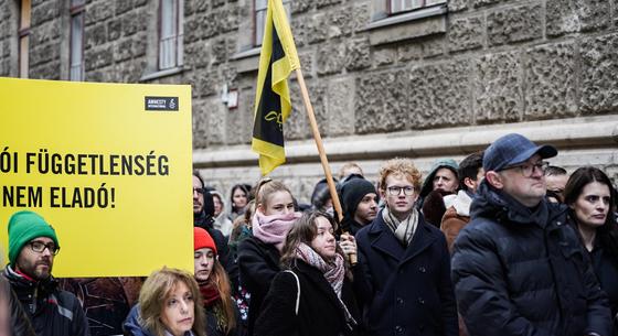 A Parlamenttől az Igazságügyi Minisztériumig vonulnak első tüntetésükön a magyar bírók