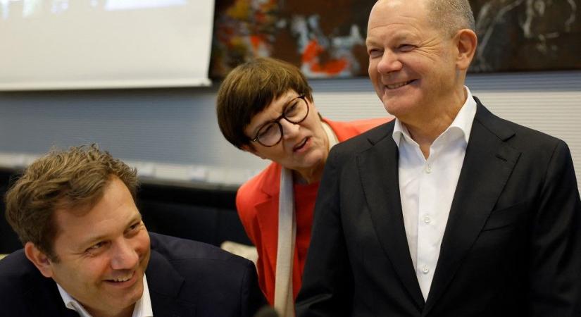 Olaf Scholz nyakán egyre szorul a kötél