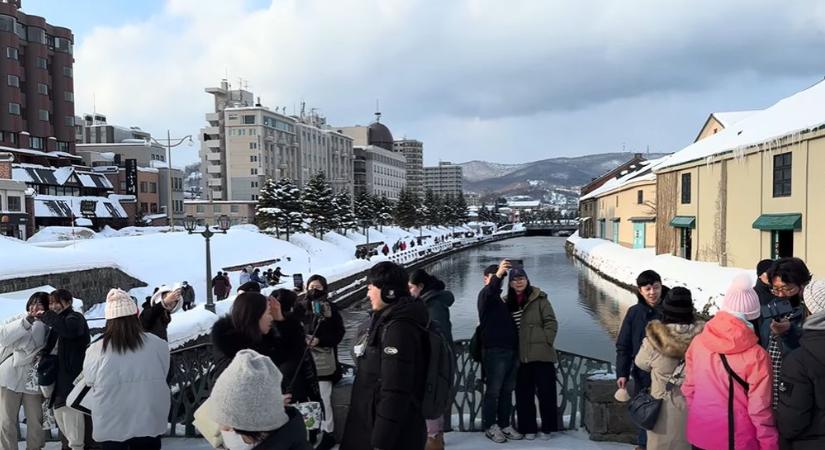 Nem bírnak magukkal a turisták, biztonsági őrök lepték el ezt a népszerű várost