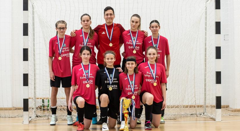 Vármegyei futsalbajnok lett a Dorogi FC U16-os leány csapata