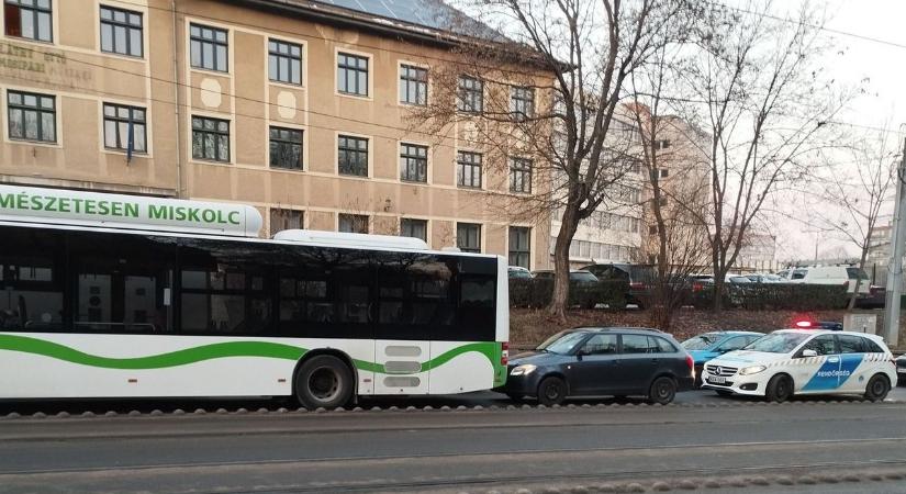 Busz és villogó rendőrautó az iskola előtt, megtudtuk mi történt!