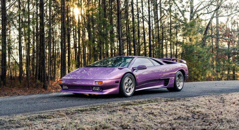 Ez a lila Lamborghini Diablo tizenkét hengerrel repít vissza a 90-es évekbe