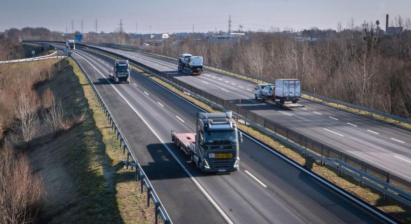 Kockázatos lépés: különleges megoldással csökkentenék a dugókat az M7-esen