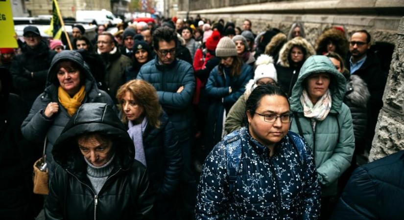 A Kossuth térről az Igazságügyi Minisztérium elé vonulnak az elégedetlen bírók