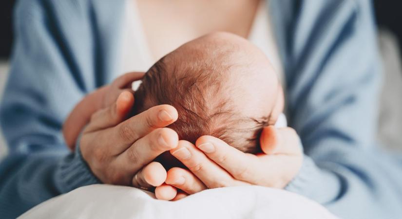 Mentőben szült a somogyi anyuka az út szélén