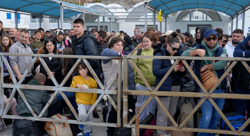 A lakosság kétharmada hagyta el a görögországi Szantorini szigetét a folytatódó földrengések miatt