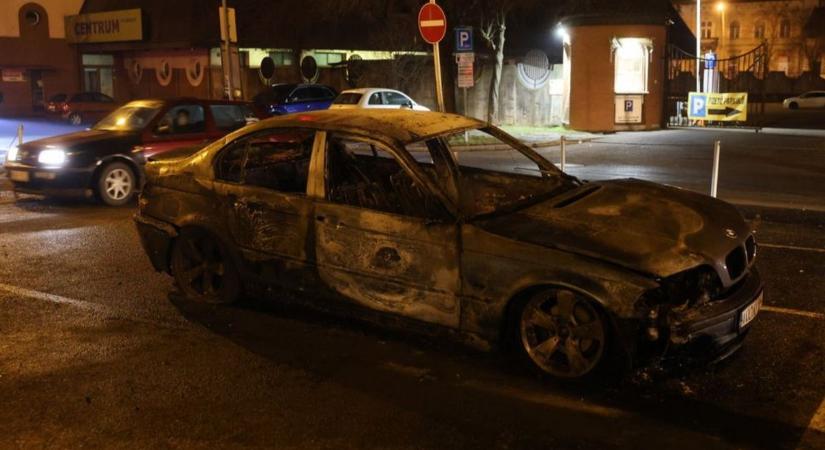 Teljesen kiégett egy BMW egy áruház parkolójában  videó