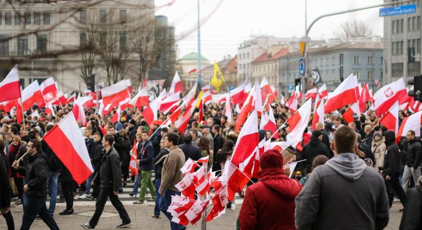 Politikai válság Lengyelországban: államcsínnyel vádolják a kormányt