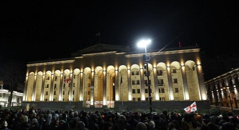 Georgiában az ellenzéki képviselők a parlament bojkottálása után visszaadták mandátumukat