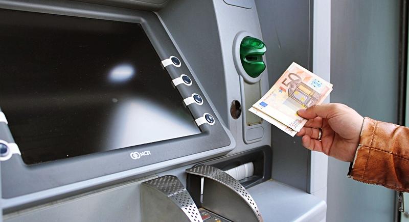 Készpénzfelvétel ATM-ből! Ezt kell ellenőrizned, februárban életbe lép mindenhol