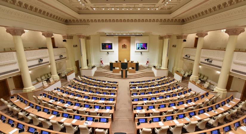 A georgiai parlament 49 ellenzéki képviselőt fosztott meg mandátumától