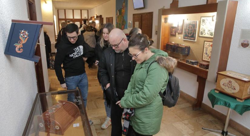 Bútorfestő Szakkör munkáiból nyílt kiállítás