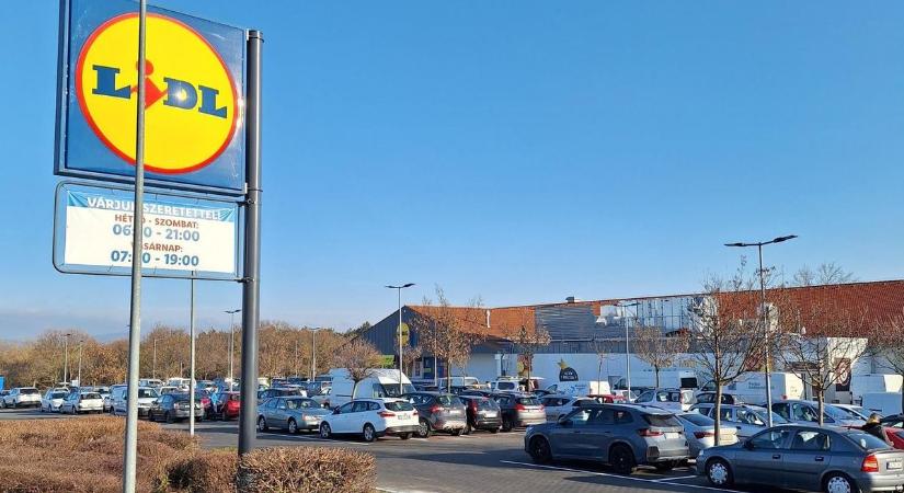 Újra nyitva a veszprémi Lidl, heringparti van az üzletben