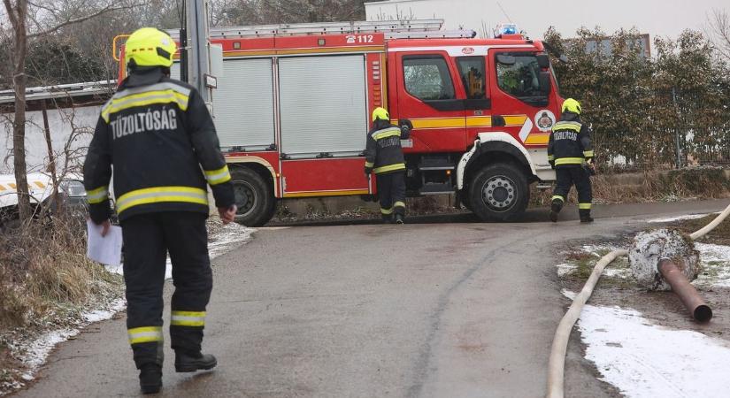 Nagy a baj Hatvannál, rohantak a tűzoltók, teljesen le kellett zárni egy utat!