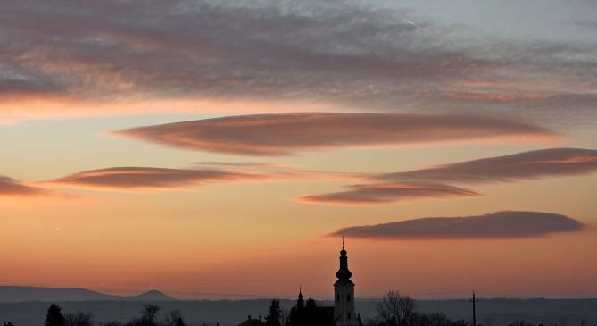 Lencsefelhők formálódtak reggel északkeleten