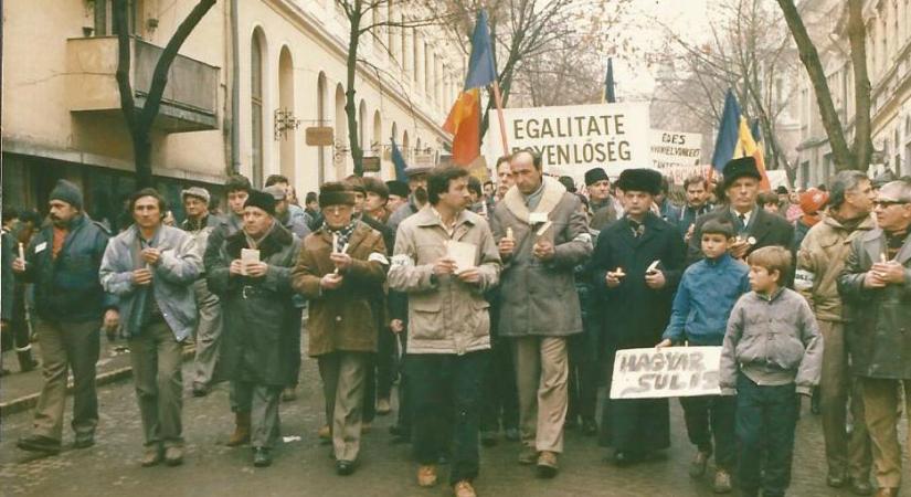 A 35 évvel ezelőtti könyves-gyertyás felvonulásra emlékeznek Marosvásárhelyen