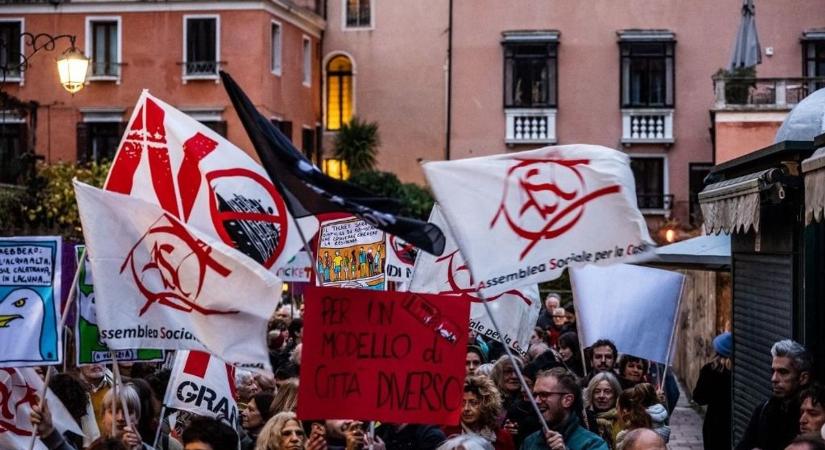 Először a turisták, majd az ellenük tiltakozók bénítottak meg egy síparadicsomot Olaszországban