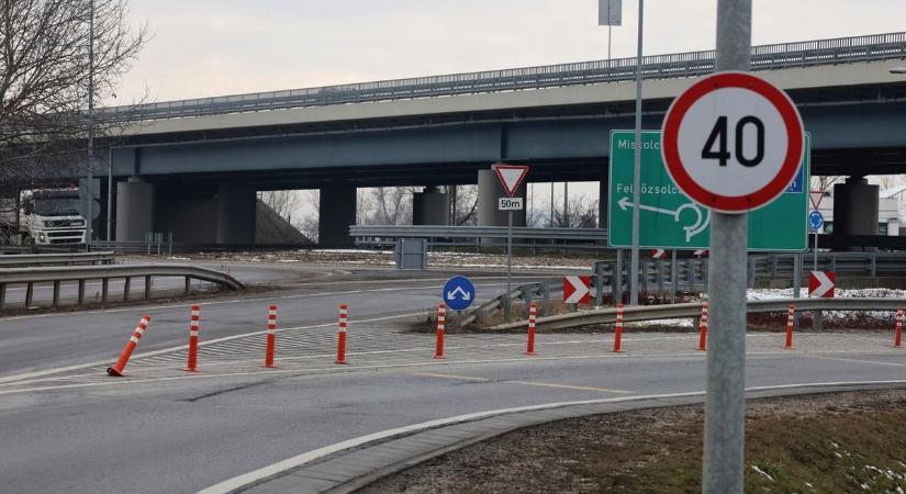 Egy napot se bírtak ki a terelőoszlopok a zsolcai körforgalomnál – fotók, videó