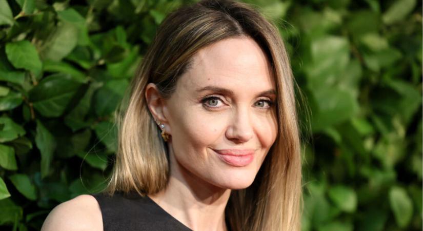 Angelina Jolie melltartó nélkül vonult végig a vörös szőnyegen, csak úgy árad belőle a felszabadultság