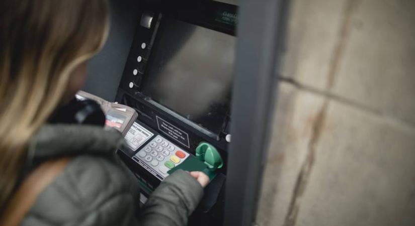 Mi történik, ha fordítva írod be a PIN-kódot a bankautomatába? Szakértő válaszolt