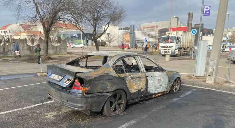 Világosban látszik csak igazán, hogy égett rommá a BMW - képek, videó