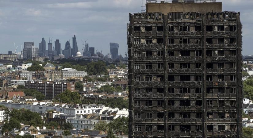 Lerombolják a londoni Grenfell Towert, ahol 72 ember égett halálra egy pusztító tűzvészben