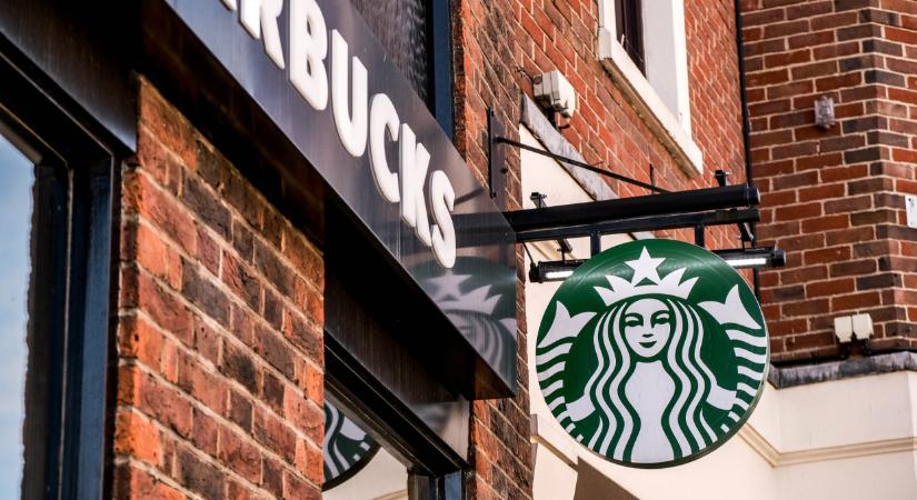 Stratégiát vált az amerikai óriás kávévállalt: így próbálja visszatornázni a számokat a Starbucks