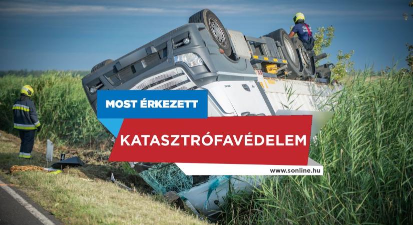 Kisteherautó és személyautó karambolozott a sztrádán