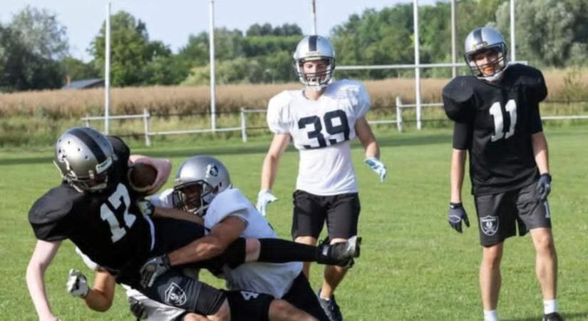 A Baja Raiders tagjai együtt nézik a Super Bowl döntőt