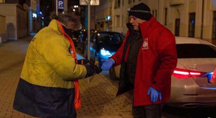 „Megvetés vagy elvárások helyett szeretettel és elfogadással kell közelíteni a rászorulókhoz” – így segíti a Katolikus Karitász a fedél nélkülieket