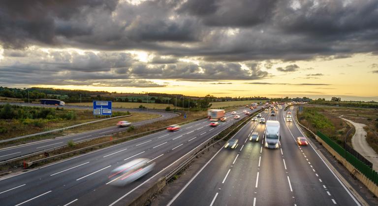 Lázár János bejelentette, hatsávossá bővül az M1-es autópálya Győrig