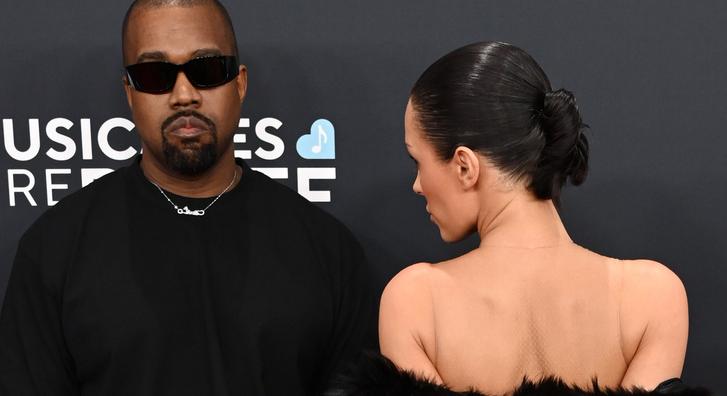 Nem hittük, hogy Bianca Censori vörös szőnyeges botrányát lehet még fokozni, de Kanye West megoldotta