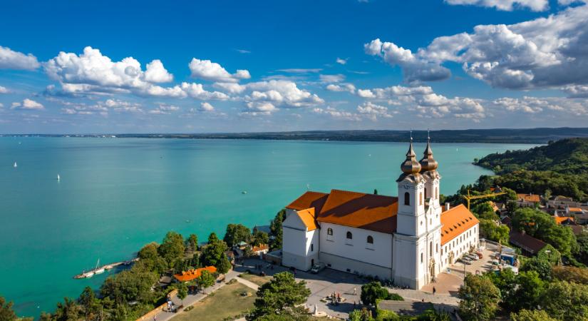 El sem hiszed, mi épül már megint a Balatonnál: ez lesz az ikonikus kikötő sorsa  friss fotók