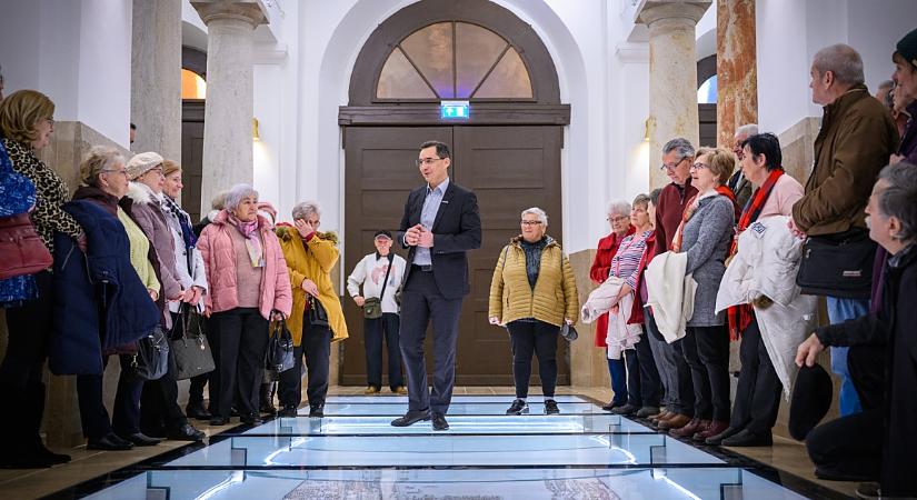 Különleges kíserővel járhatták végig Debrecen ikonikus épületét – fotókkal