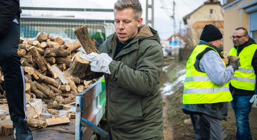 Tűzifát osztogatnak Magyar Péterék